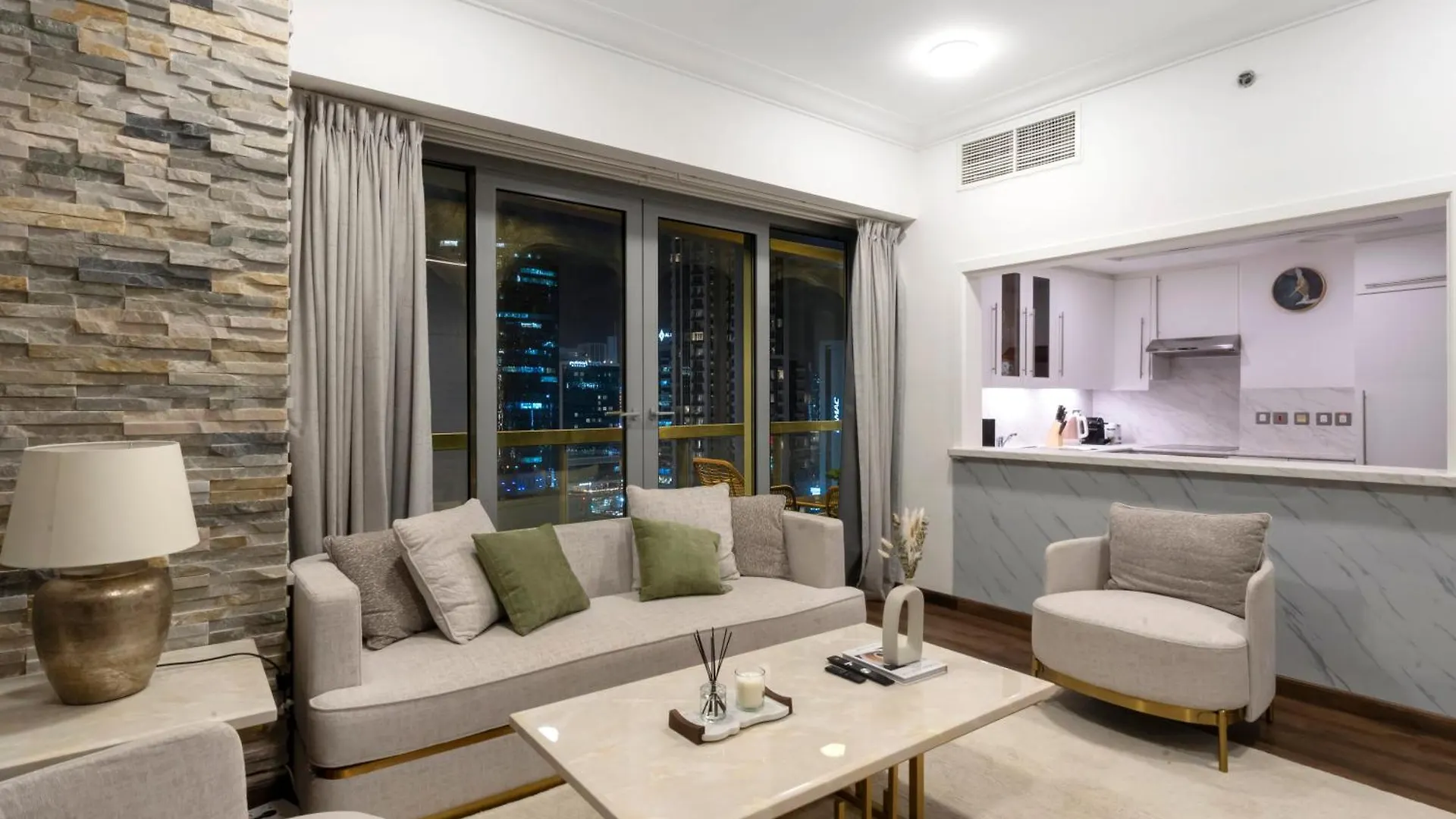 Elegant Two Bedroom Apartment With Large Balcony And Panoramic Downtown Skyline & Boulevard Views By Luxury Space 두바이